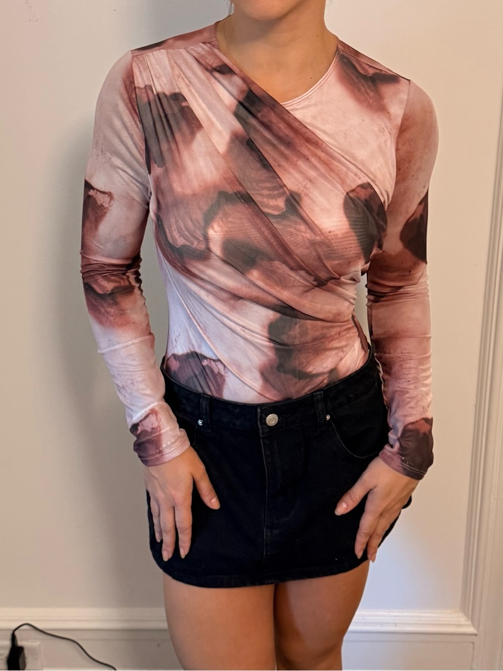 Long-Sleeve Abstract Print Crewneck body in Rose Brown